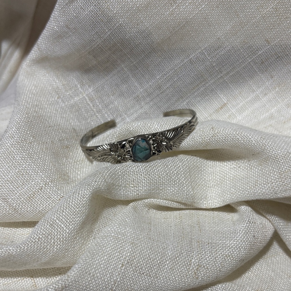 Elegant Silver Bracelet with Turquoise Stone